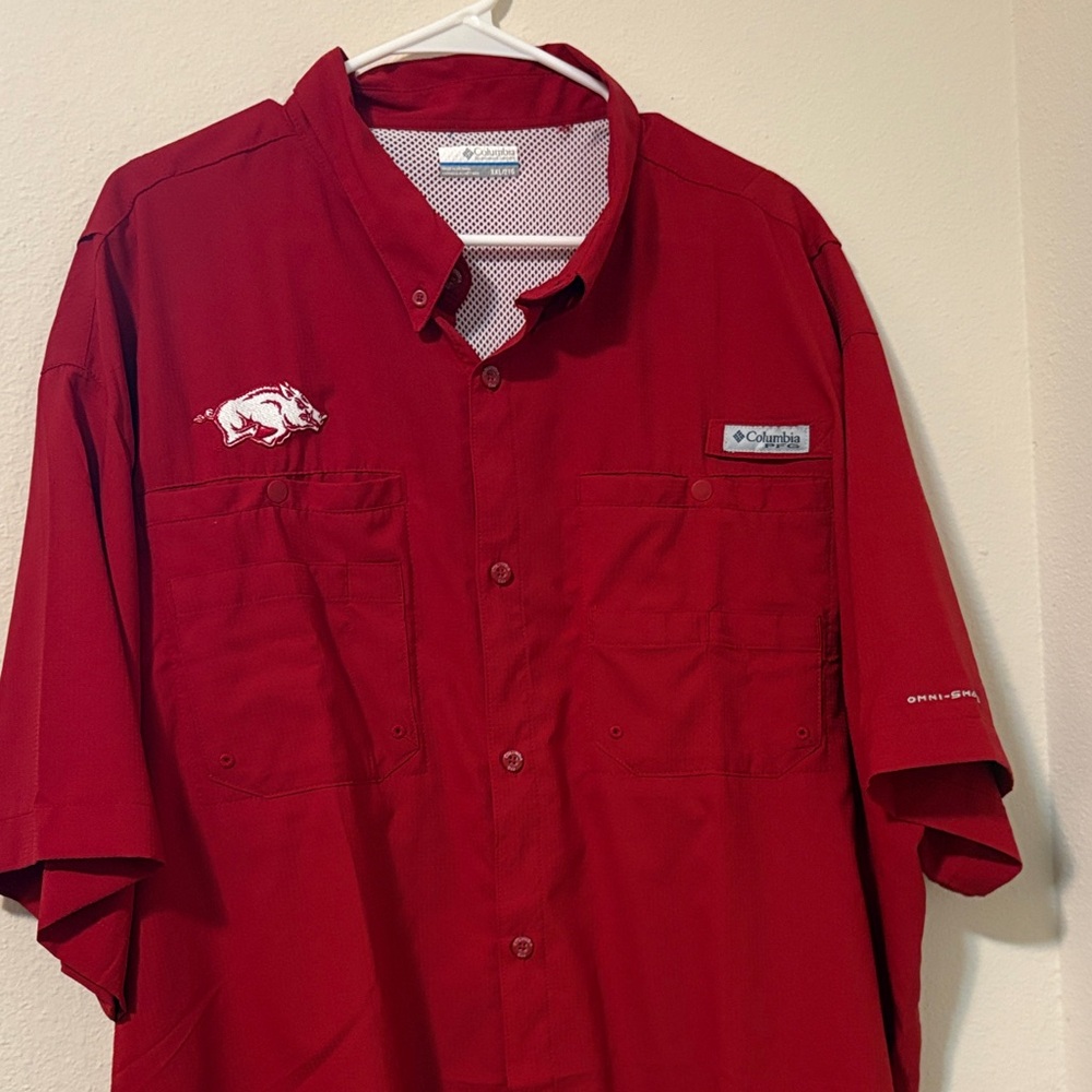 Arkansas Razorback XXL Columbia Men's Button-Down Short Sleeve Shirt in Red